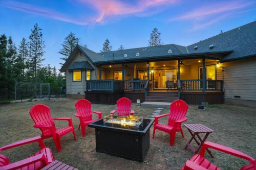 Mariposa Casa | Moonrise Lodge - A Large Vacation Home in Mariposa