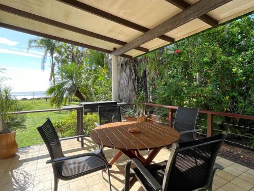Traviston Casa | Moonshadow-Burrum Heads- Beachfront- 3BR- Water Views