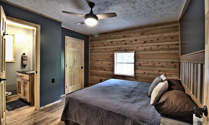 Newport Cabina | Moonshine Cabin with a nice yard on the creek in the shadows of the Smokies