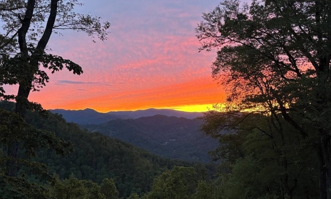 Burnsville Cabina | Moonshine Mtn Lodge ~ Stunning Mtn Views+Hot Tub+Gas Fire Table ~ Grill & WiFi!