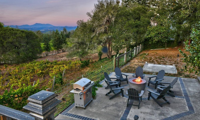 Sebastopol Casa | Moore Family Farmhouse -- Complimentary wine tasting at Croix included!