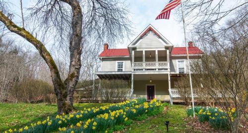 Marlinton Hotel | Moore House Inn & Cabins