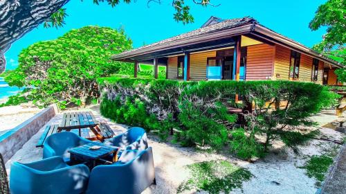 Temae Casa | MOOREA - The Golden Reef Bungalow Bora Bora