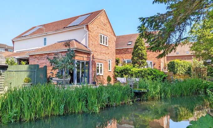 Wickham Cabaña | Moorhen Lodge - a town house that sleeps 6 guests in 2 bedrooms