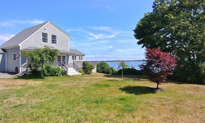 Mid-Coast and Islands Casa | Moorings - Enjoy sweeping sunrises from this waterfront home on Basin Point.