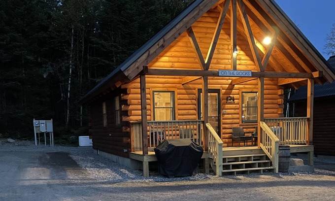 Pittsburg Cabina | Moose Alley Cabin On The Rocks in Pittsburg New Hampshire. New for 2022