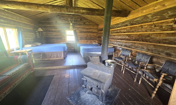 Buckinghorse River Cabina | Moose Cabin at Sikanni Ranch