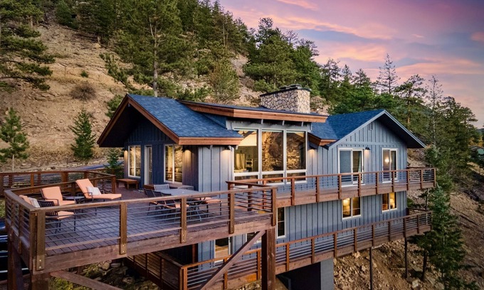 Windcliff Estates Casa | Moose Den Luxury Vacation Home At Windcliff 4 Bedroom Home by RedAwning