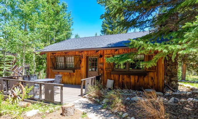 Weisshorn Casa | Moose Hut Cabin - Dog Friendly & Shared Hot Tub!