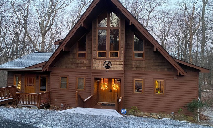 Pedlars Edge Cabina | Moose Lodge/Great for Families/Walk to Slopes/Hot Tub/Pool Table/Fire Pit