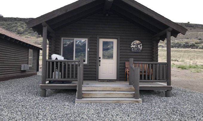 Emigrant Cabina | Moose log cabin in Paradise Valley 27 miles from the North to Yellowstone Park.