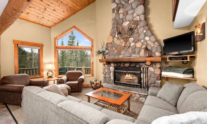 Lutsen Cabina | Moose Mountain Cabin. Ski-in ski-out, five bedrooms, & a wood-burning fireplace!