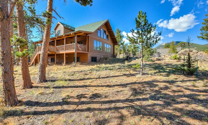 Carriage Hills Cabina | Moose Mountain Lodge - Secluded Log Home w/Beautiful Mountain Views