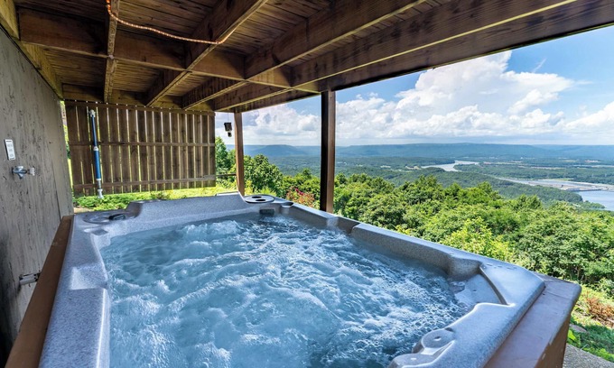 Bryant Cabina | Moose Tracks Cabin – Hot Tub & Bluff Views