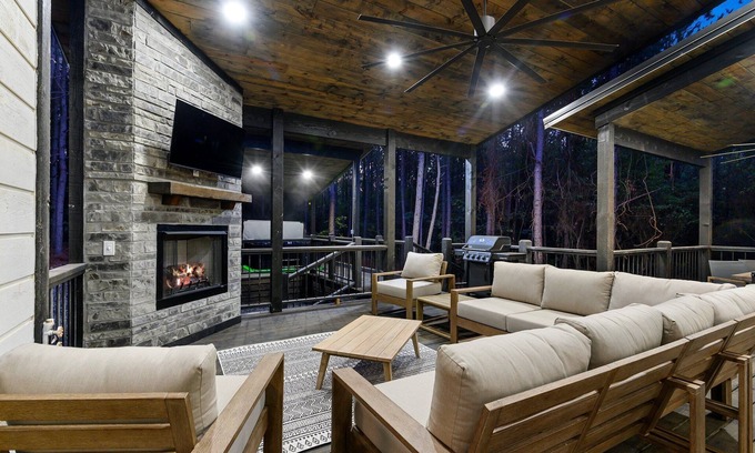 Pickens Cabina | Moosin' Around, Family Cabin, Hot Tub, Firepit, Secluded, Playset