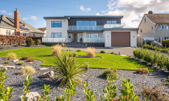 Deganwy Casa | MÔR GLAS, pet friendly, luxury holiday cottage in Deganwy