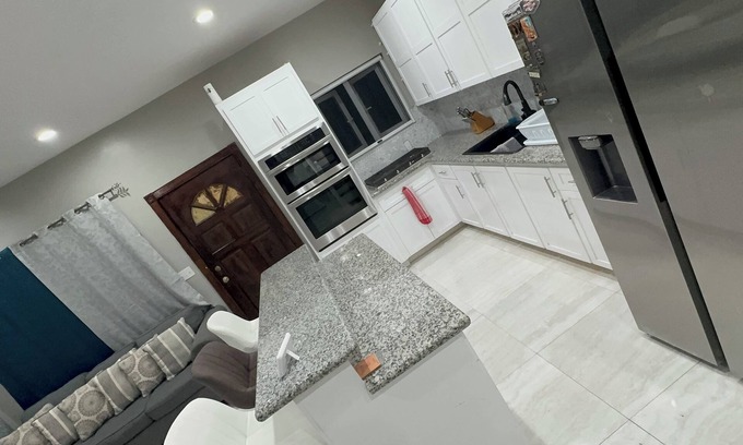 Nassau Apartamento | Morden spacious Townhouse /w jacuzzi, free parking, WiFi, and back patio