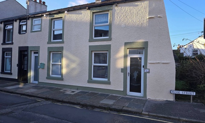 Slyne Cabaña | Morecambe Bay Cottage- Hot Tub/ jacuzzi/sauna