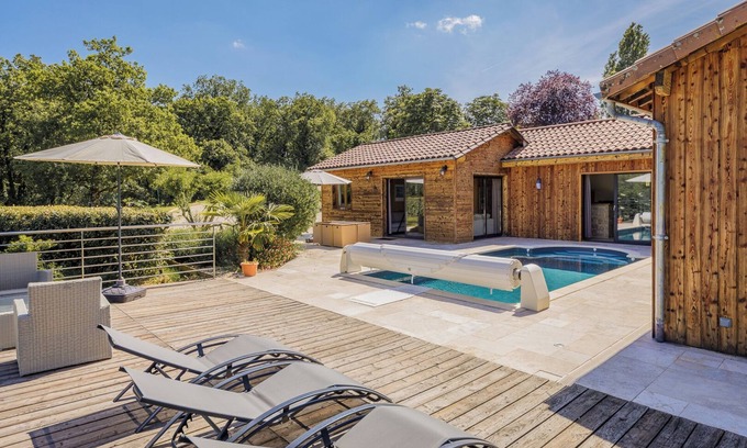 Condat-sur-Vezere Chalet De Esquí | Morganetta is a charming chalet with heated pool and jacuzzi