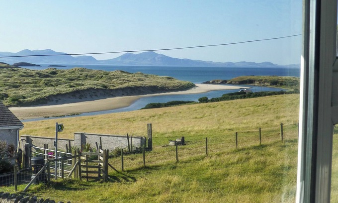 Ty Croes Casa | MORLAIS (VOICE OF THE SEA), pet friendly, with a garden in Aberffraw