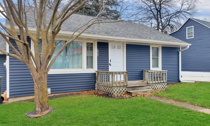 Arnolds Park Casa | Morning View Cottage at the Lake - Cute Cottage with Lake Views in the heart of Arnolds Park