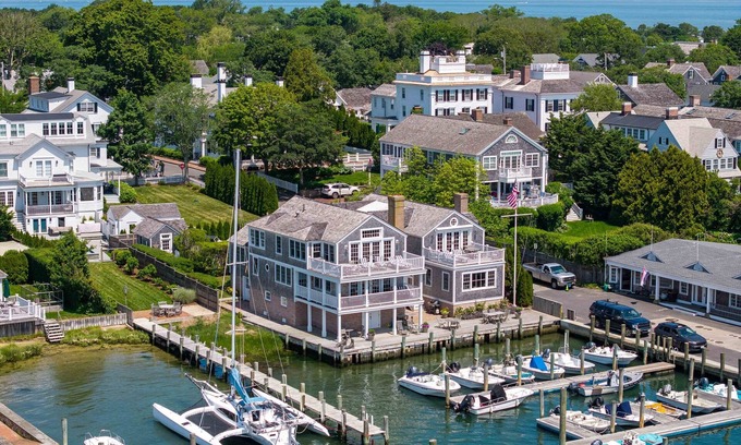 Edgartown Casa | Morse Lighthouse-Waterfront home in Edgartown