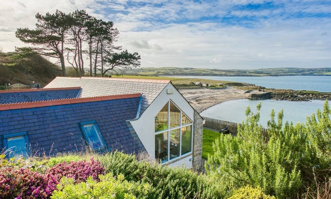 Moelfre Cabaña | Moryn - an on the beach that sleeps 6 guests in 3 bedrooms