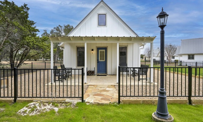 Dripping Springs Cabaña | 'Moss Cottage' - Hill Country Views- Allegro Venue