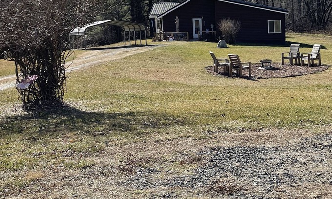 Crumpler Otro | MOSS HOLLAR FARMHOUSE Secluded remodeled farmhouse minutes from The New River