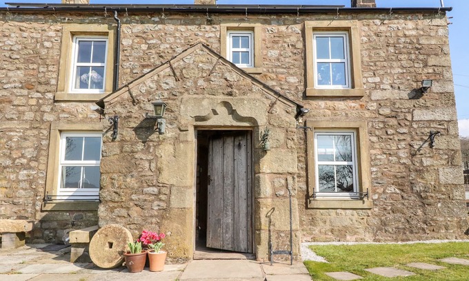Fence Casa | MOSS SIDE RETREAT, family friendly, with open fire in Long Preston