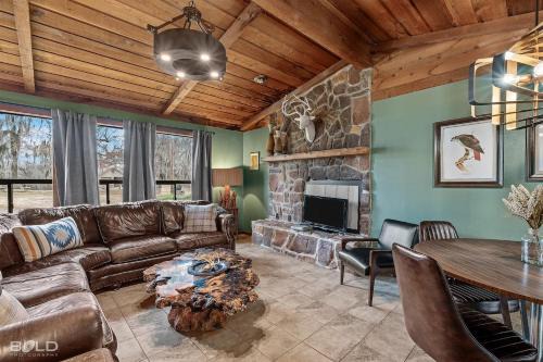 Uncertain Casa | Moss Stone Lodge With Canoes, Caddo Shores Cabins