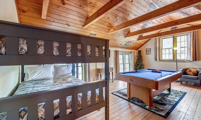 Gatlinburg - Pigeon Forge Cabina | Mossie Oak Cabin 2 Bedroom Cabin by RedAwning