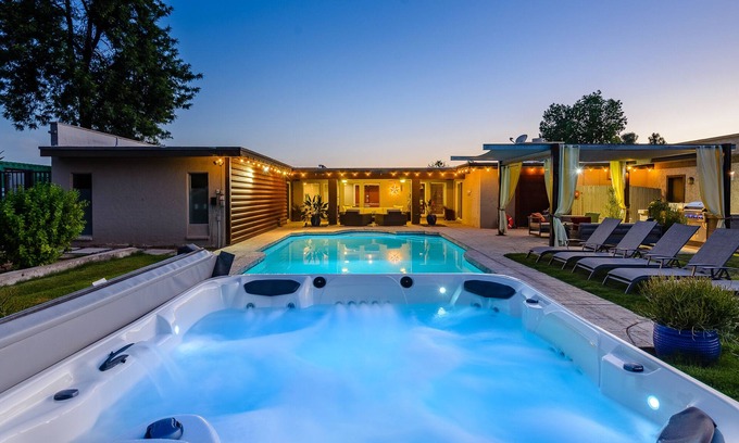 Desert Hills North Casa | Casa personalizada con maestros divididos en un lote privado de 1 acre. Cerca de las atracciones del área.