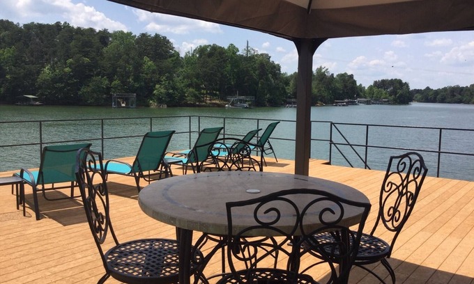 Gainesville Casa | ¡El lugar más Primo en Lanier - Diversión y ubicación familiar, ubicación, ubicación!