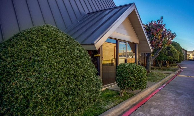 Central Arlington Hotel | Motel 6 Arlington, TX - UTA