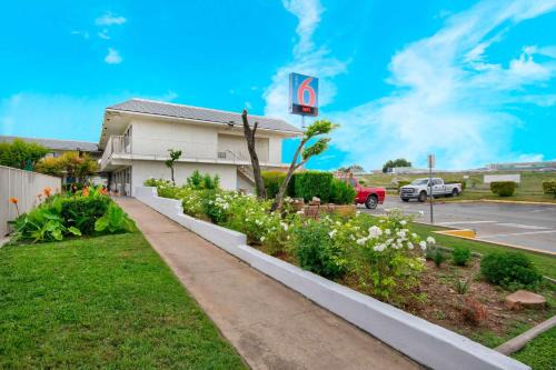 North Lamar Hotel | Motel 6-Austin, TX - North