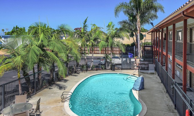 Olde Carlsbad Hotel | Motel 6 Carlsbad, CA - North