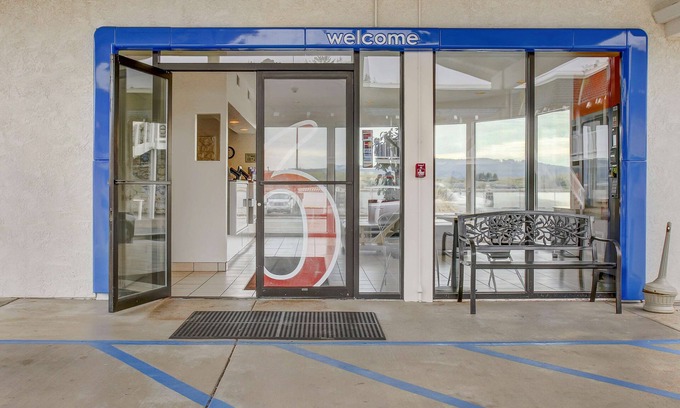 Coos Bay Hotel | Motel 6 Coos Bay, OR