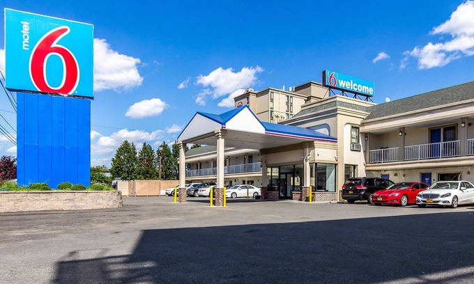 Elizabeth Hotel | Motel 6 Elizabeth, NJ - Newark Liberty Intl Airport
