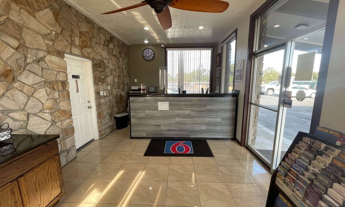 Hermiston Hotel | Motel 6 Hermison, OR - Umatila
