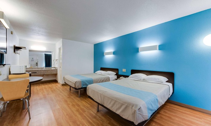 Kingston Hotel | Motel 6 Kingston, TN