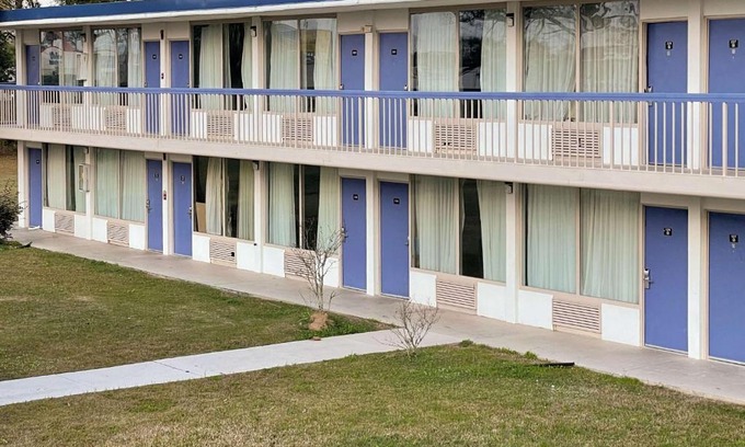 Marianna Hotel | Motel 6 Marianna, FL