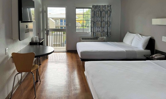 Westmont Hotel | Motel 6 Pomona, CA - Los Angeles