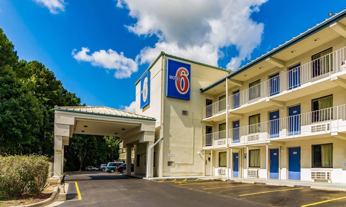 Southwest Raleigh Hotel | Motel 6 Raleigh, NC - Cary