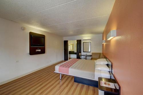 San Antonio Hotel | Motel 6-San Antonio, TX - Downtown - Market Square