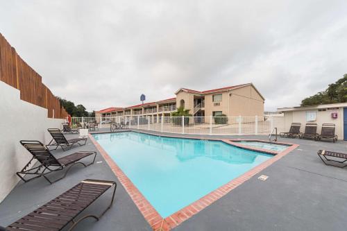Vance Jackson Hotel | Motel 6-San Antonio, TX - Fiesta Trails