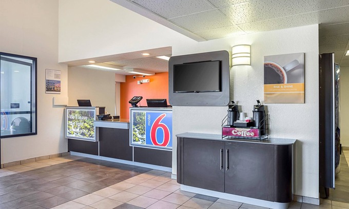 Spokane Valley Hotel | Motel 6 Spokane, WA - East