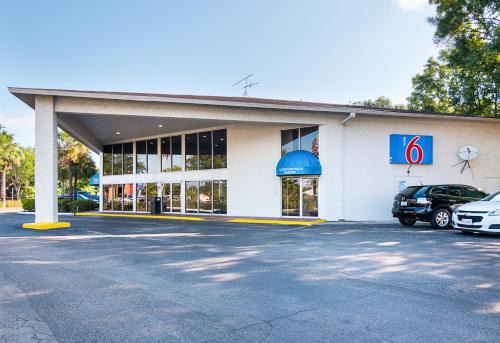 Tampa Hotel | Motel 6-Tampa, FL - Fairgrounds