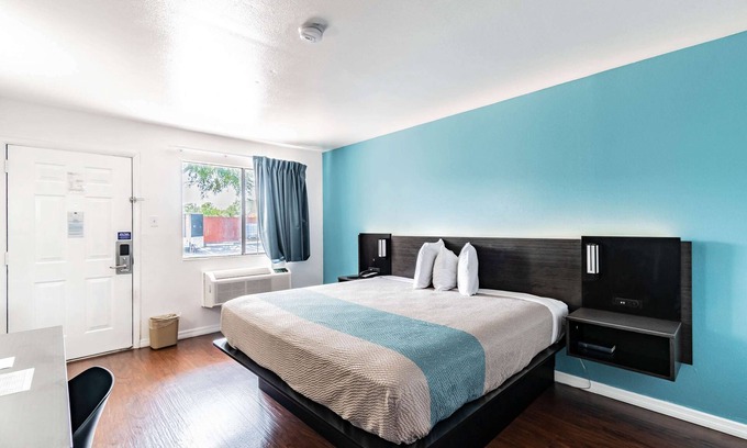 Orient Park Hotel | Motel 6 Tampa, FL