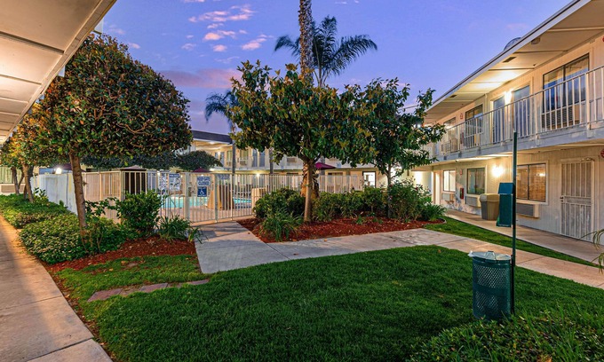Temecula Hotel | Motel 6 Temecula, CA - Historic Old Town